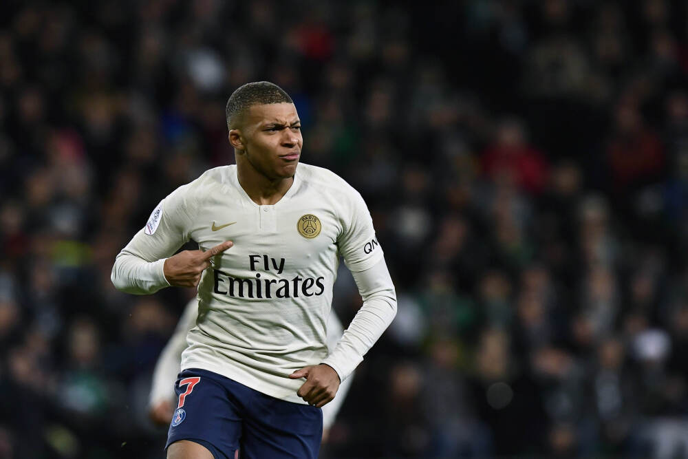 连续三年获奖！官方：C罗荣膺2025环足奖年度最佳中东球员